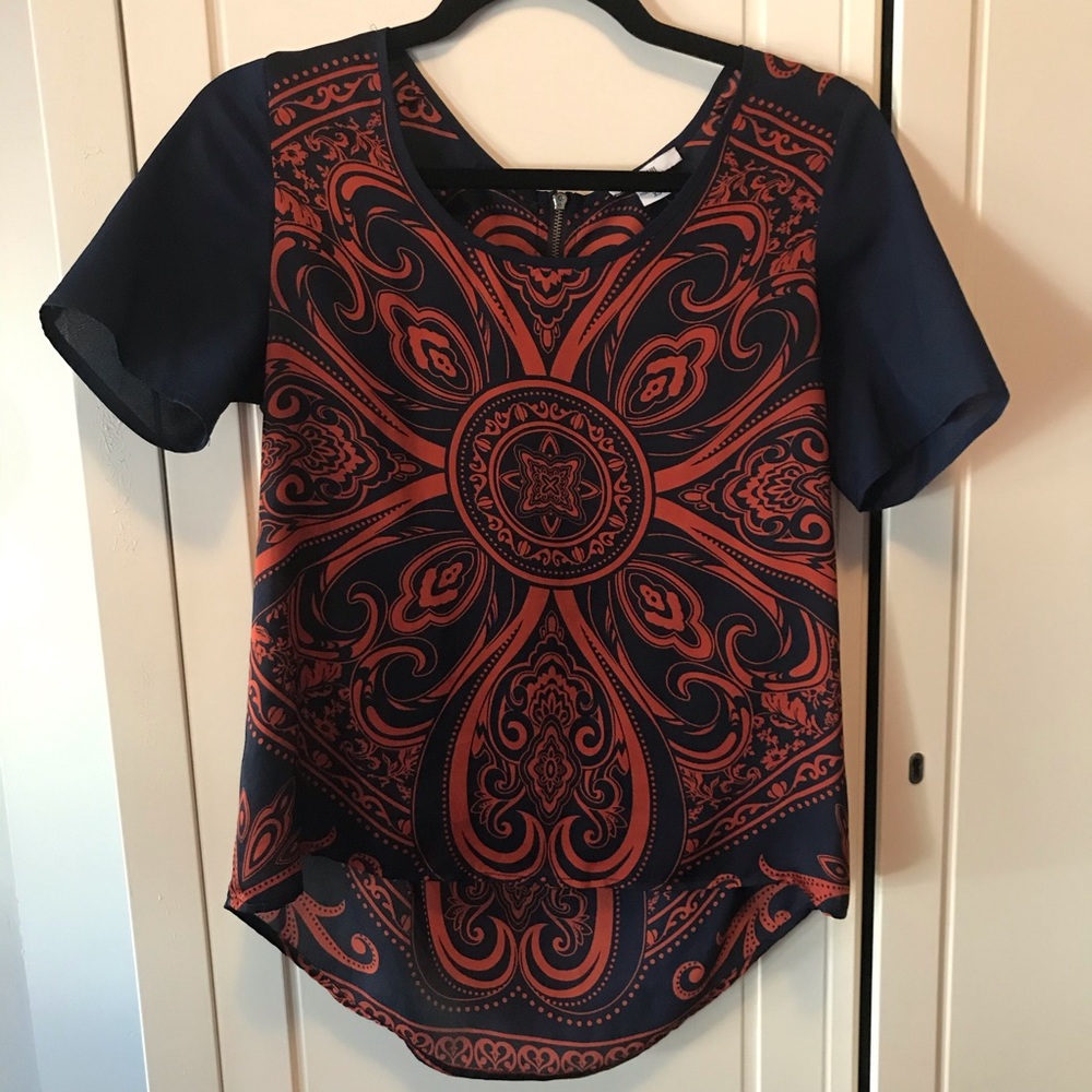 Print top with zipper detail in back